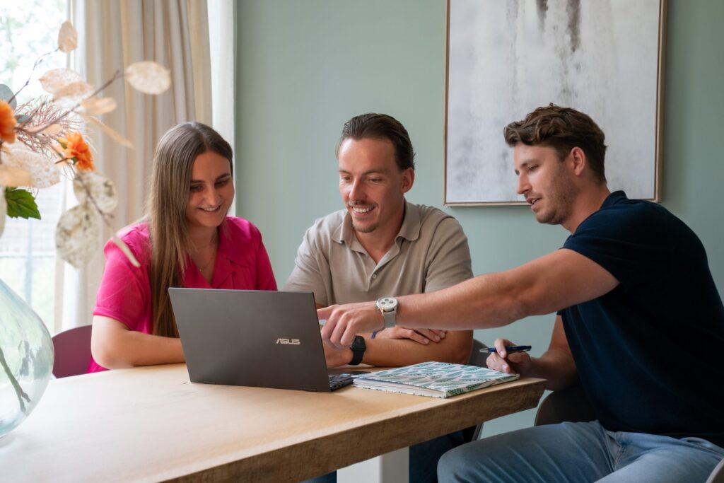 JOBR teamleden achter laptop